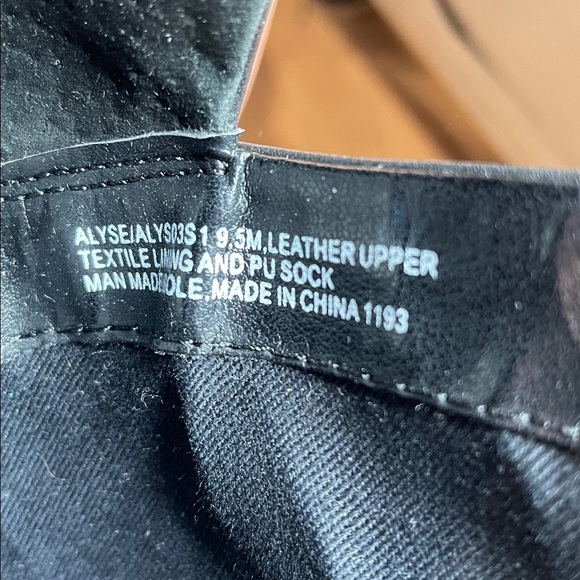 Steve Madden Alyse Black Leather Boots, back zipper, deep side V, size 9.5 M NEW - Picture 5 of 8